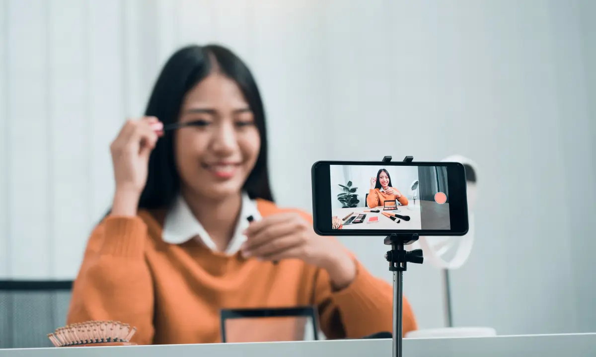 친근한 형식으로 제품 리뷰 영상을 촬영하고 있는 유튜버