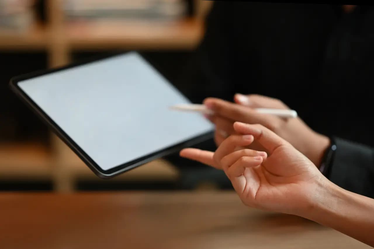 패드를 보며 논의하고 있는 비즈니스 이미지